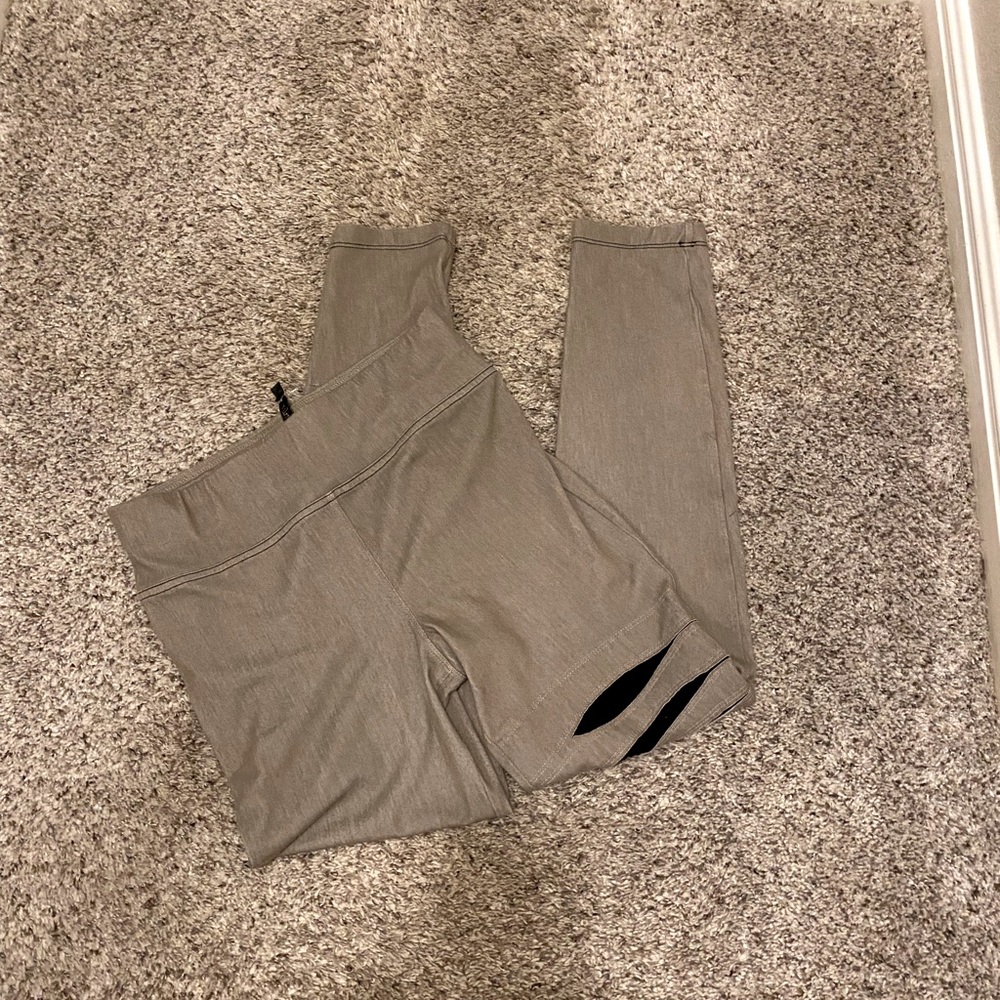 Stiletto leggings in size large.